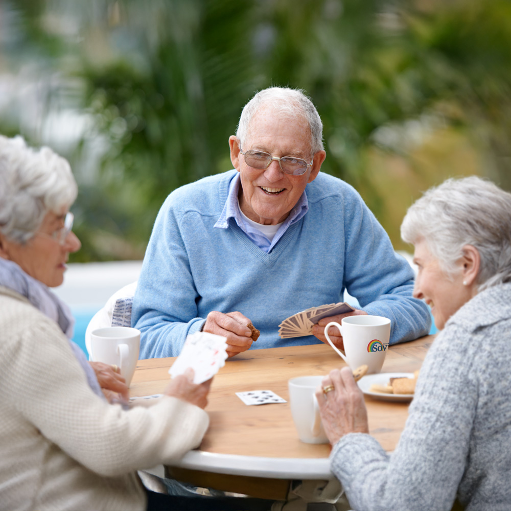 Tagespflege in Cottbus, Senioren spielen Karten im Garten Tagespflege in Cottbus, Senioren spielen Karten im Garten